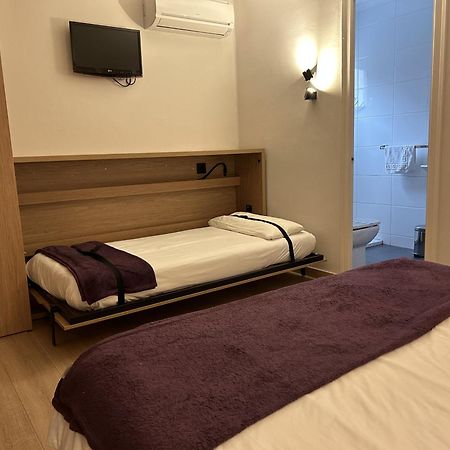 Hostal Restaurant Roma Cubells Eksteriør billede