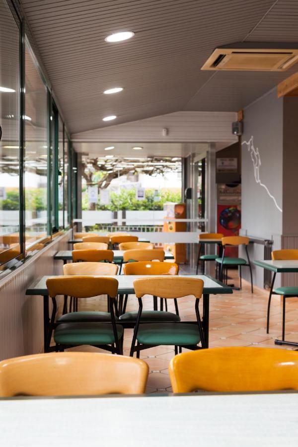 Hostal Restaurant Roma Cubells Eksteriør billede