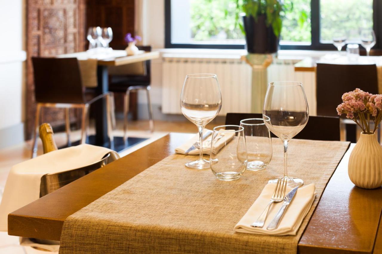Hostal Restaurant Roma Cubells Eksteriør billede