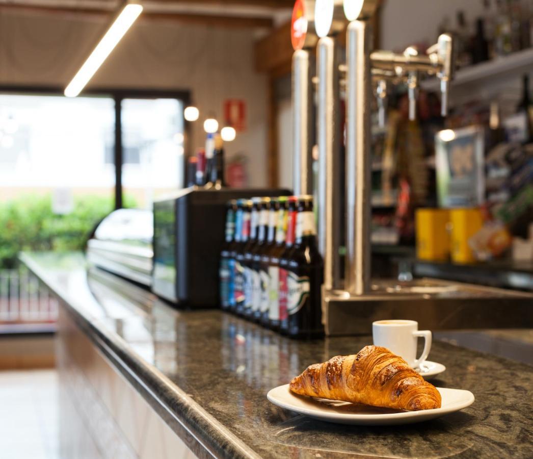 Hostal Restaurant Roma Cubells Eksteriør billede